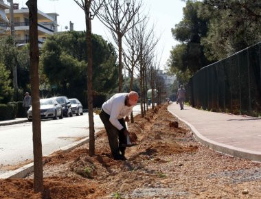 Η Γλυφάδα γίνεται μία «πράσινη» πόλη - Ξεκίνησε και η ανακατασκευή των πεζοδρομίων (φωτό)